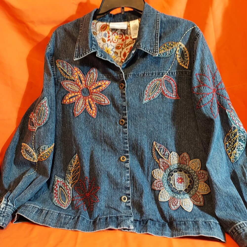 ALFRED DUNNER DENIM BUTTON FRONT JACKET WITH APPLIQUES. SIZE 16P.